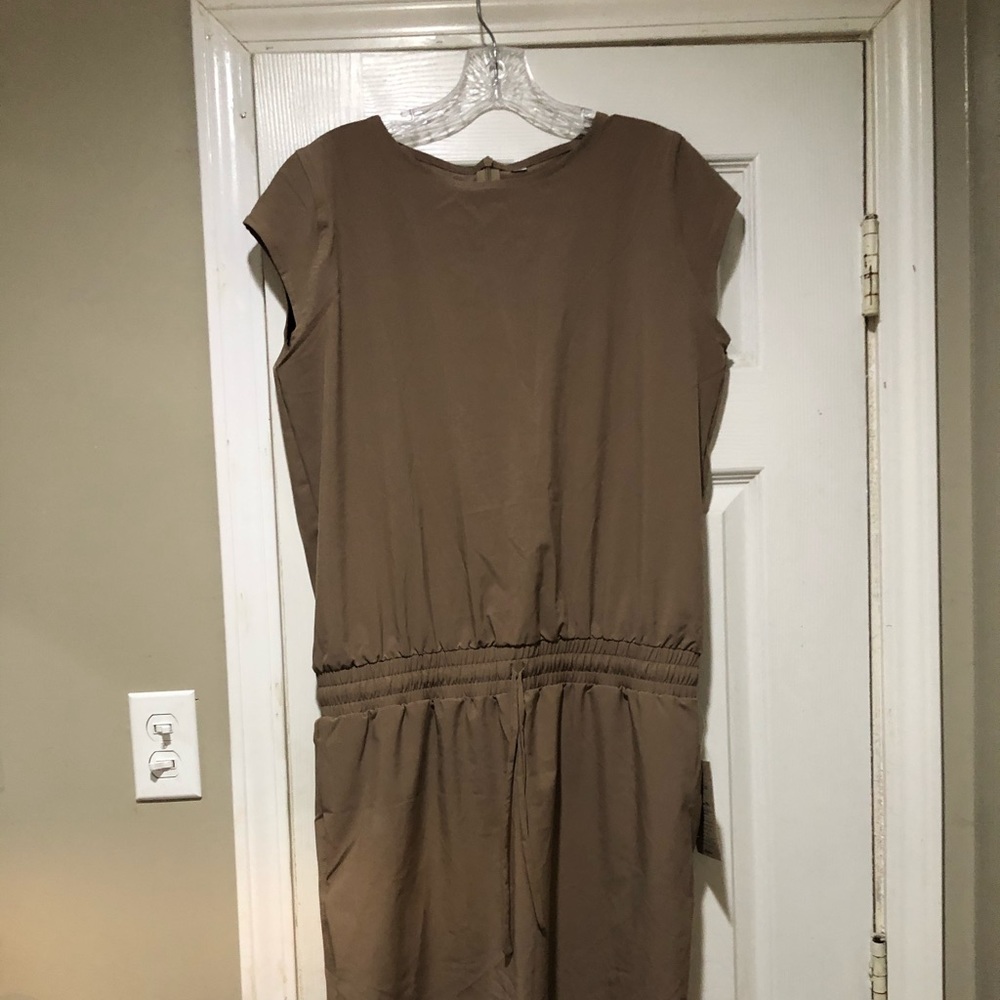 Albion “Going Places” dress NWT. Khaki M tall.